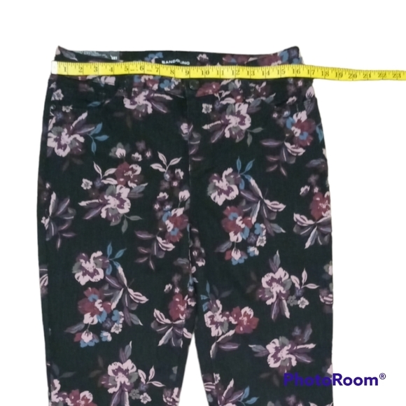 Bandolino Amy Black Floral Print Modern Straight Leg Stretch Jeans. Size 8 - Picture 6 of 15